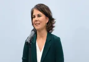 وزيرة خارجية ألمانيا تعرب عن انفتاحها على تبادل الصواريخ مع بريطانيا لتسليح أوكرانيا