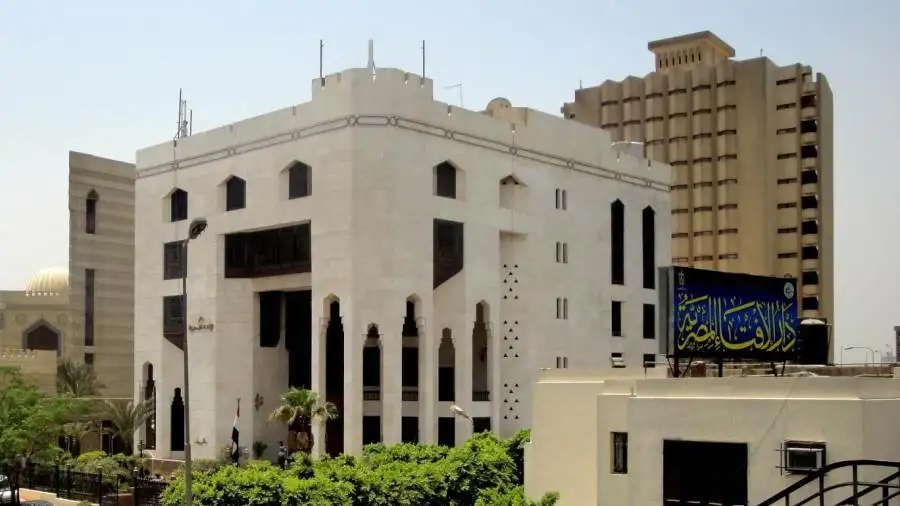 زوجتي حامل وقد منعها الطبيب من الصيام فهل عليها كفارة أو فدية؟.. الإفتاء تجيب