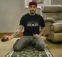 أحمد الفيشاوي يتذكر والده ويستخدم سبحته