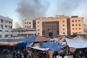 مئات الفلسطينيين ينزحون من مجمع الشفاء وجثامين العشرات ملقاة في الطرقات المحيطة