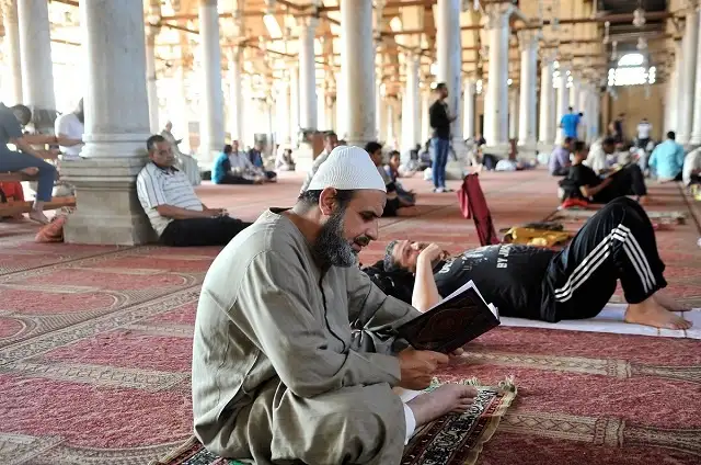 هل يحتاج المعتكف تقديم صورة البطاقة إلى المسجد؟ مسئول بالأوقاف يجيب