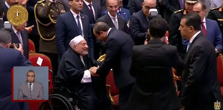 الرئيس السيسي يصافح أحمد عمر هاشم قبل بدء الاحتفال بليلة القدر