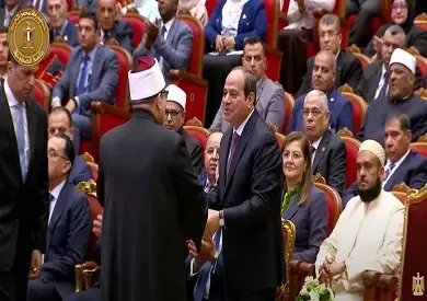 احتفالية ليلة القدر.. وزير الأوقاف يهدي الرئيس السيسي نسخة من موسوعة رؤية