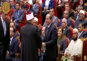 احتفالية ليلة القدر.. وزير الأوقاف يهدي الرئيس السيسي نسخة من موسوعة رؤية