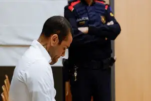 داني ألفيس يكسر حاجز الصمت بعد خروجه من السجن