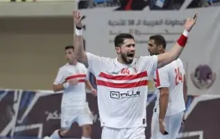 مدرب الزمالك يحاضر لاعبيه قبل مواجهة الترجي في بطولة أفريقيا لليد