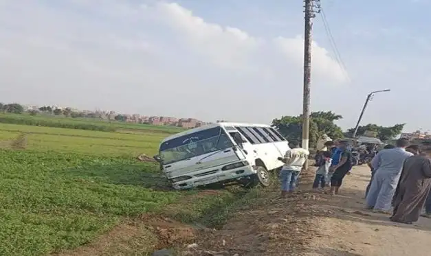 إصابة 16 شخصا إثر انقلاب أتوبيس وسط الزراعات في الشرقية