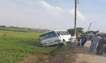إصابة 16 شخصا إثر انقلاب أتوبيس وسط الزراعات في الشرقية