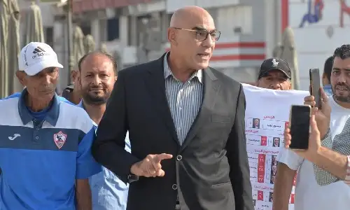 هشام نصر يجتمع بفريق يد الزمالك قبل مواجهة بطل الجزائر  
طباعة

كريم صلاح
نشر في: الخميس 25 أبريل 2024 - 6:20 م | آخر تحديث: الخميس 25 أبريل 2024 - 6:20 م
حرص المهندس هشام نصر نائب رئيس نادي الزمالك، ورئيس بعثة فريق كرة اليد بالجزائر، على عقد جلسة مع اللاعبين، قبل مواجهة أمل سكيكدة الجزائري في نصف نهائي بطولة أفريقيا للأندية أبطال الكؤوس.

وقال هشام نصر في جلسته مع اللاعبين: "وصلنا إلى المراحل الأخيرة من البطولة، ولدينا ما يكفي من الخبرات لنحقق ما نريد".

واختتم: "لكم كل الدعم، ولا مجال