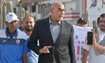 هشام نصر يجتمع بفريق يد الزمالك قبل مواجهة بطل الجزائر  
طباعة

كريم صلاح
نشر في: الخميس 25 أبريل 2024 - 6:20 م | آخر تحديث: الخميس 25 أبريل 2024 - 6:20 م
حرص المهندس هشام نصر نائب رئيس نادي الزمالك، ورئيس بعثة فريق كرة اليد بالجزائر، على عقد جلسة مع اللاعبين، قبل مواجهة أمل سكيكدة الجزائري في نصف نهائي بطولة أفريقيا للأندية أبطال الكؤوس.

وقال هشام نصر في جلسته مع اللاعبين: "وصلنا إلى المراحل الأخيرة من البطولة، ولدينا ما يكفي من الخبرات لنحقق ما نريد".

واختتم: "لكم كل الدعم، ولا مجال
