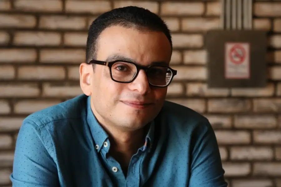 بعد فوزه بجائزة الجمهور في مهرجان مالمو.. أمير رمسيس: فيلم أنف وثلاث عيون لم يتعرض لظلم بسبب رحلة 404