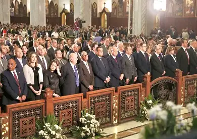 وزير التنمية المحلية يشارك في قداس عيد القيامة ويهنئ البابا تواضروس الثاني