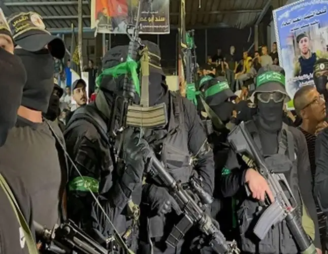 القسام تستهدف قوات الاحتلال في موقع كرم أبو سالم بصواريخ رجوم