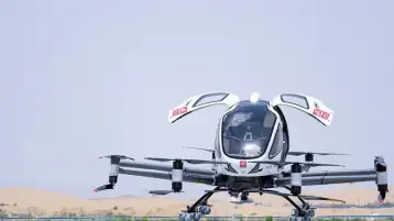 أول رحلة تجريبية في الشرق الأوسط لطائرة بدون طيار مع راكب تنطلق من أبوظبي