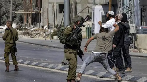 مستوطنون يحرقون منزل مواطن فلسطيني جنوبي نابلس ويخطون عليه عبارات عنصرية