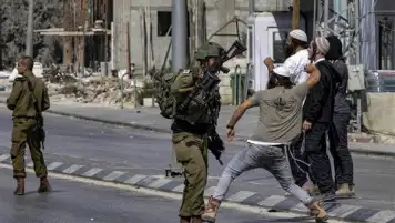 مستوطنون يحرقون منزل مواطن فلسطيني جنوبي نابلس ويخطون عليه عبارات عنصرية