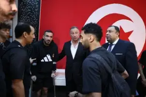 علي معلول يغادر تونس على عكازين