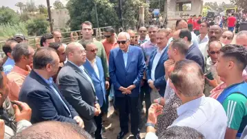 محافظا الجيزة والمنوفية يتفقدان موقع حادث سقوط ميكروباص من معدية أبو غالب بمنشاة القناطر