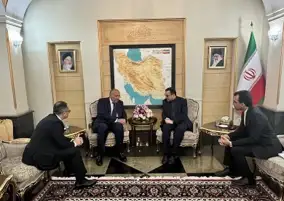 وزير الخارجية يصل إلى طهران لتقديم واجب العزاء في الرئيس الإيراني