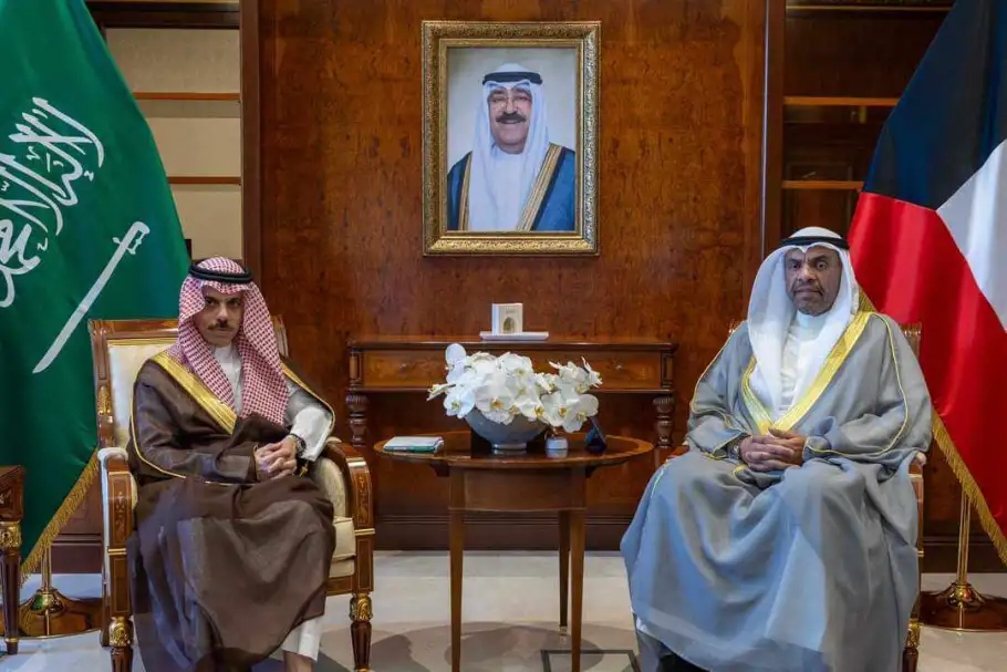 وزيرا الخارجية الكويتي والسعودي يبحثان التطورات الإقليمية