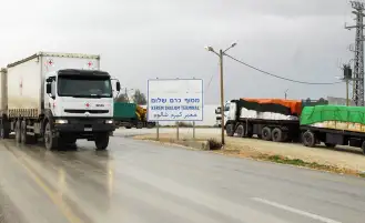الخارجية: 950 شاحنة مساعدات دخلت غزة الأسبوع الماضي عبر معبر كرم أبو سالم