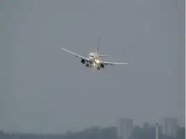 الطائرات السويسرية تجري تدريبات على الإقلاع والهبوط على طريق سريع