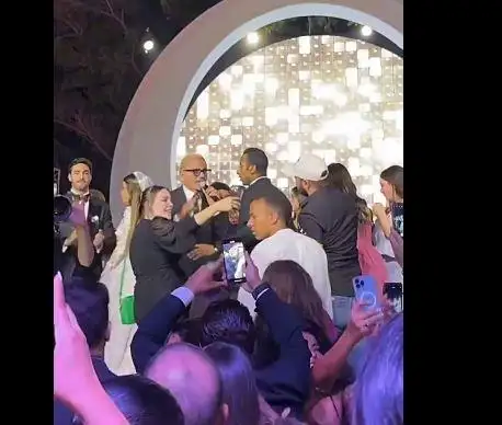 عمرو دياب يغلق خاصية التعليقات على حساباته الرسمية بمواقع التواصل الاجتماعي بعد واقعة صفعه شخصا