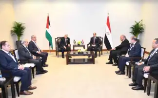 السيسي والرئيس الفلسطيني يبحثان تطورات الجهود المشتركة لوقف الحرب في غزة