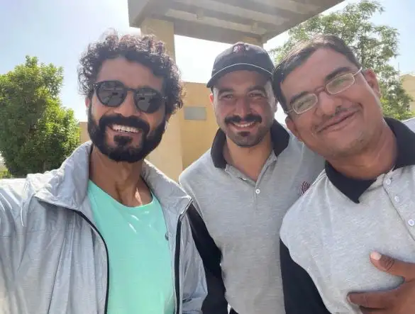 خالد النبوي يشارك احتفالات عيد الأضحى مع بعض العمال في الشارع