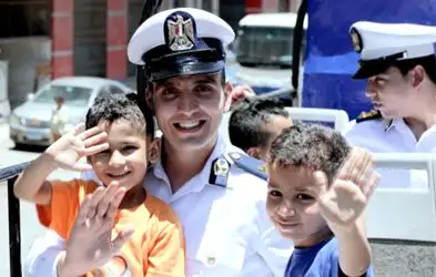 الداخلية تحتفل مع الأطفال الأيتام بالعيد وتوزيع الهدايا عليهم