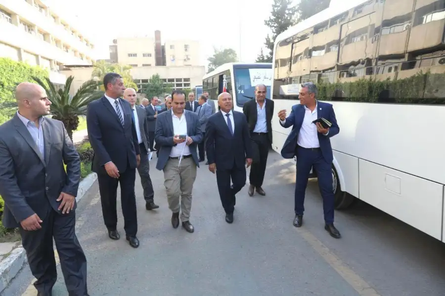 كامل الوزير يتفقد عددا من الميني باصات تمهيدا لدعم شركات النقل التابعة للوزارة