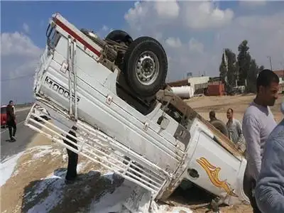 بالأسماء.. إصابة 11 شخصا إثر انقلاب سيارة على طريق نصر النوبة بأسوان
