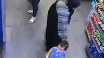 أمن الغربية يضبط سيدة حاولت خطف طفل من والدته داخل محل شهير بطنطا