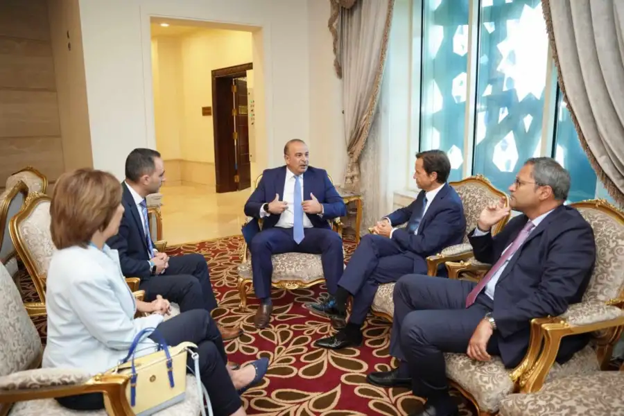 نائب وزيرة التخطيط يبحث مع شركة نيسان للسيارات سبل تعزيز التعاون