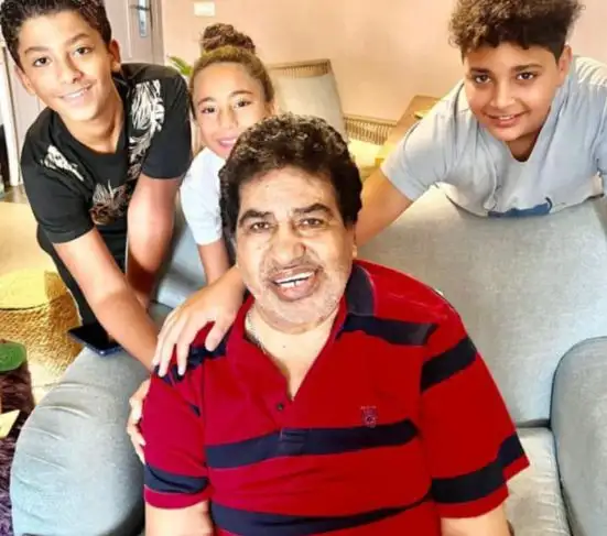 أحمد عدوية يظهر بصحبة نجله وأحفاده احتفالا بعيد ميلاده