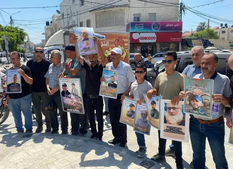 وقفة دعم للأسرى في جنين.. والمشاركون يحملون حكومة الاحتلال المسئولية الكاملة عن حياتهم