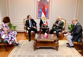 مصر وفرنسا تبحثان سبل توطين صناعات السيارات والوحدات المتحركة بالسكك الحديدية في مصر