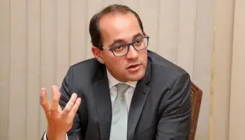 وزير المالية يستعرض تقريرا حول الأداء المالي للعام المالي 2023-2024