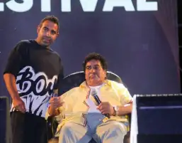 أحمد عدوية ونجله محمد يتألقان بحفل غنائي في شبين الكوم