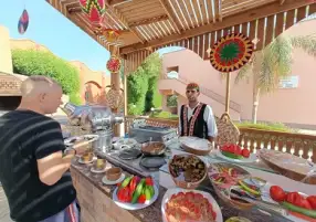 فول وطعمية وخبز بلدي.. الأكلات الشعبية تجدب السائحين بمدينة مرسى علم