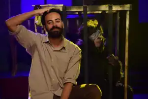 عرض «والعشاء على شرفك» على مسرح المعهد العالي للفنون المسرحية.. هل يختار الإنسان أن يكون صفقة أم يُجبر عليها؟