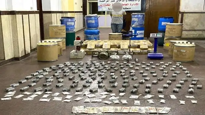 ضبط عنصر إجرامي تخصص فى إعادة تدوير العقاقير المخدرة بحوزته مواد تُقدر بـ 8 ملايين جنيه