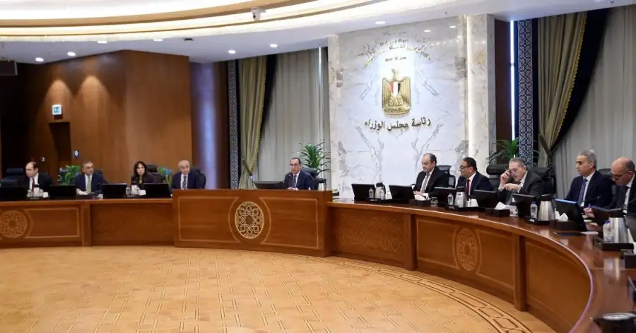 مدبولي: المحافظون مسئولون بصورة كاملة عن استيداء حق الدولة في الوحدات المُنفذة لساكني المناطق غير الآمنة
