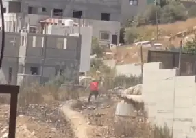 شاب فلسطيني ينجو بأعجوبة من قناصة الاحتلال في مخيم نور شمس