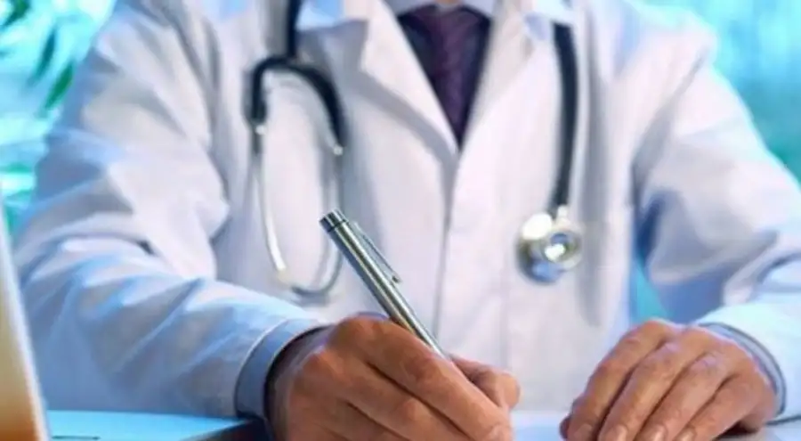 بعد القبض على مهندسة تجري عمليات تجميل.. ما هي عقوبة انتحال صفة طبيب؟