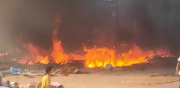 السيطرة على حريق مخلفات أخشاب في سوق بالعاشر من رمضان