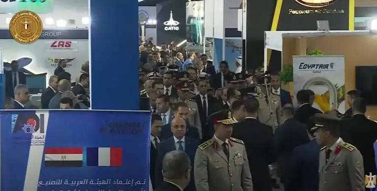 الرئيس السيسي يتفقد صالة العرض الذكية بمعرض مصر الدولي للطيران والفضاء