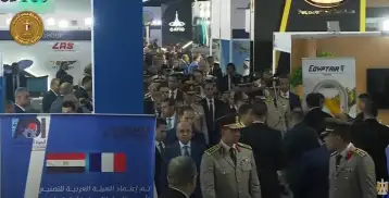 الرئيس السيسي يتفقد صالة العرض الذكية بمعرض مصر الدولي للطيران والفضاء
