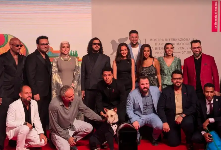 فريق عمل فيلم البحث عن منفذ لخروج السيد رامبو على السجادة الحمراء في مهرجان فينيسيا