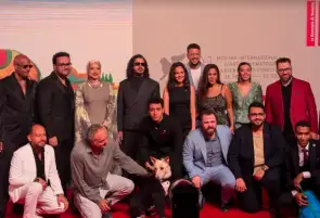 فريق عمل فيلم البحث عن منفذ لخروج السيد رامبو على السجادة الحمراء في مهرجان فينيسيا